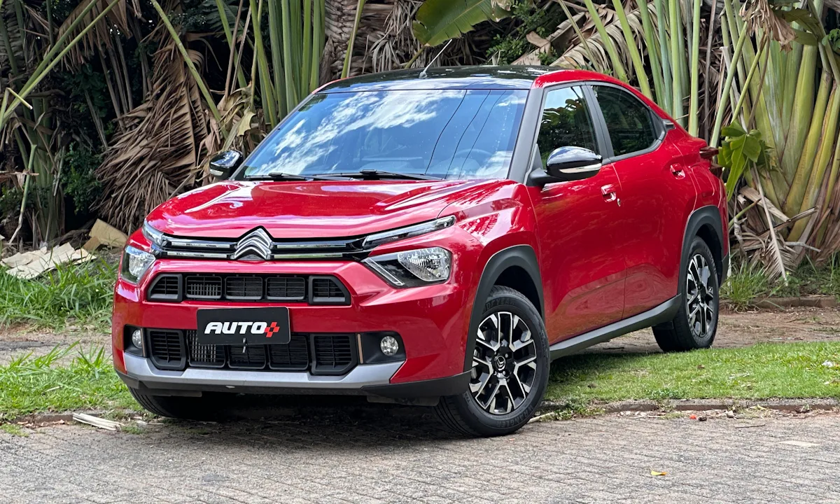 Fila de espera do Citroën Basalt pode chegar a 90 dias. Carro de frente na cor vermelha