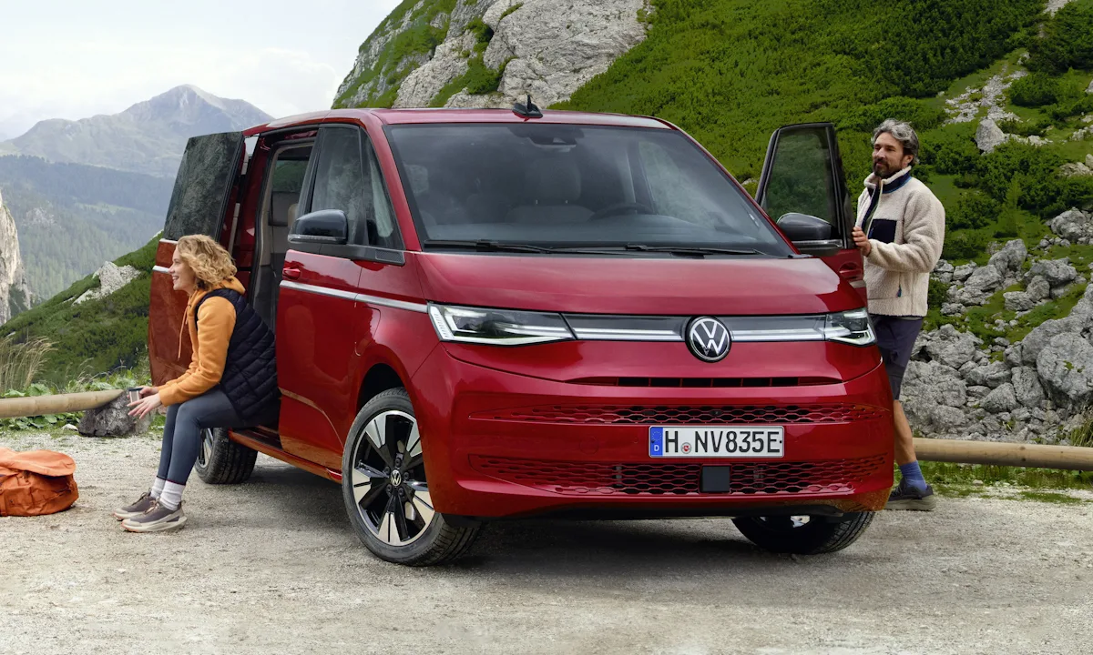 Herdeiras da VW Kombi Multivan e Califórnia em meio natureza com passageiros