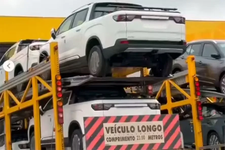 Caminhonete elétrica Riddara RD6 sendo transportada em caminhão cegonha