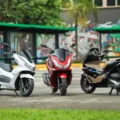 As três versões da Honda PCX 160 2025 receberam novas cores