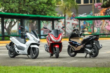 As três versões da Honda PCX 160 2025 receberam novas cores