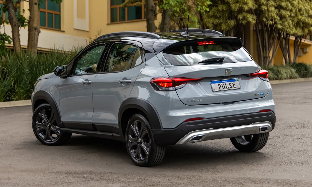 Fiat Pulse Audace Hybrid cinza com teto preto parado em frente ao Royal Palm Plaza