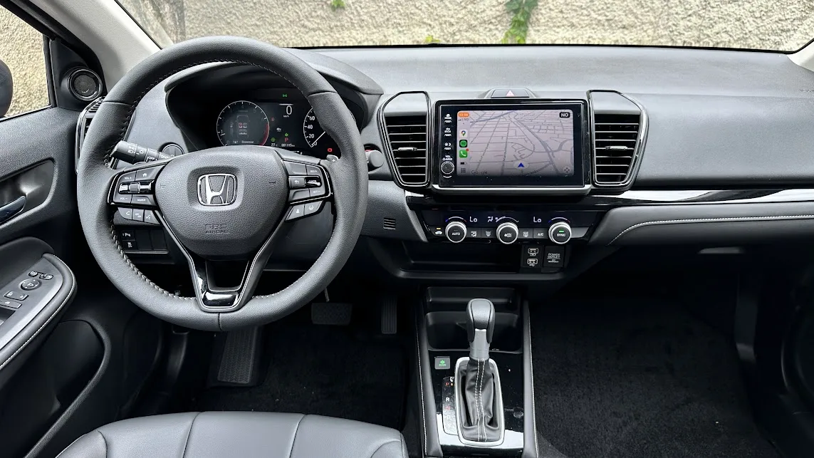 Interior do Honda City Hatch Touring 2025 oferece multimídia de oito polegadas e quatro de instrumentos com tela TFT