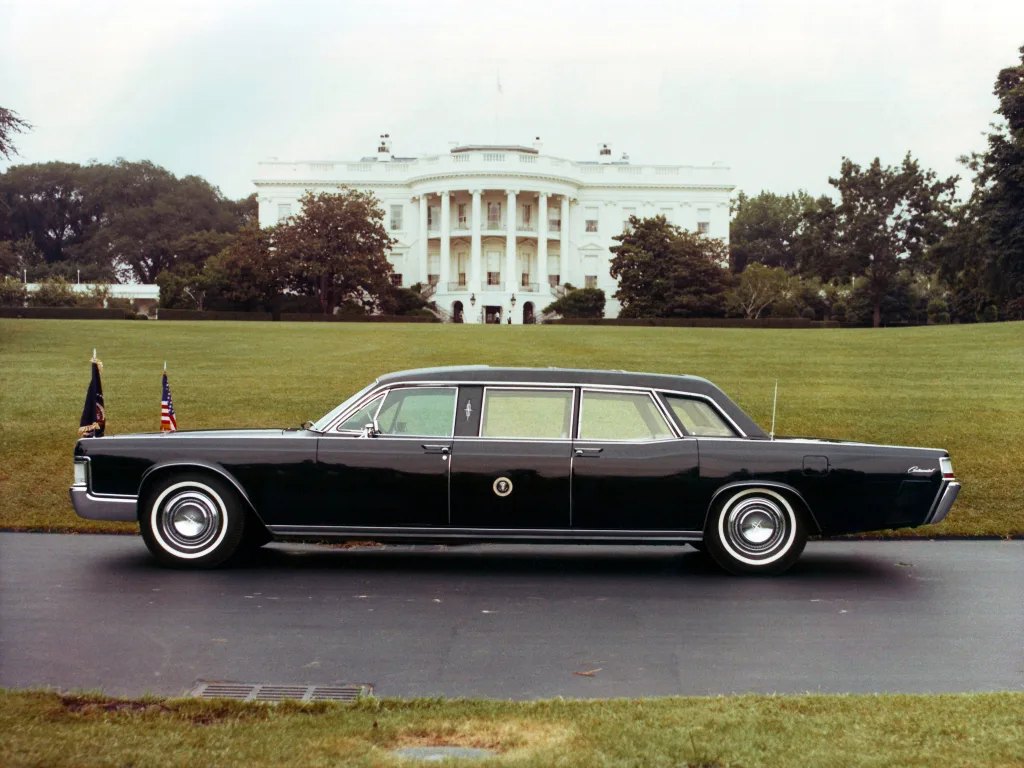 Lincoln Continental 1969 foi um dos carros símbolos dos Estados Unidos e na foto parado em frente da Casa Branca