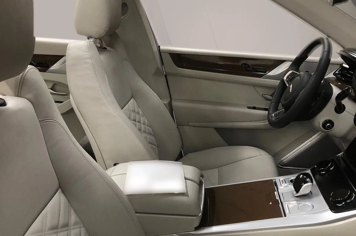 interior do Jaguar J-Pace descartado