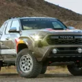 Toyota Tacoma TRD ProRunner Race Concept de frente com os faróis ligados e montanhas ao fundo