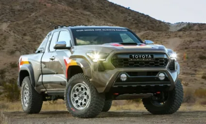 Toyota Tacoma TRD ProRunner Race Concept de frente com os faróis ligados e montanhas ao fundo