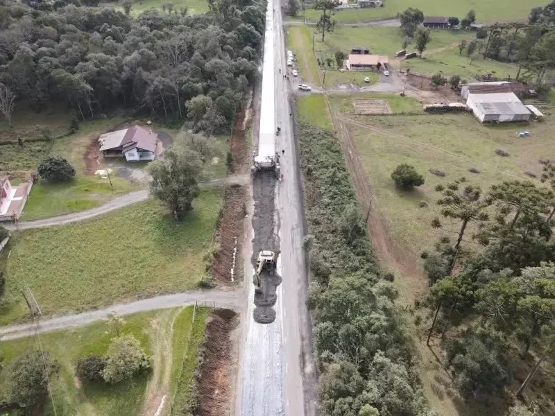 Trecho da SC-477 em obras, visto de cima e com mato ao redor