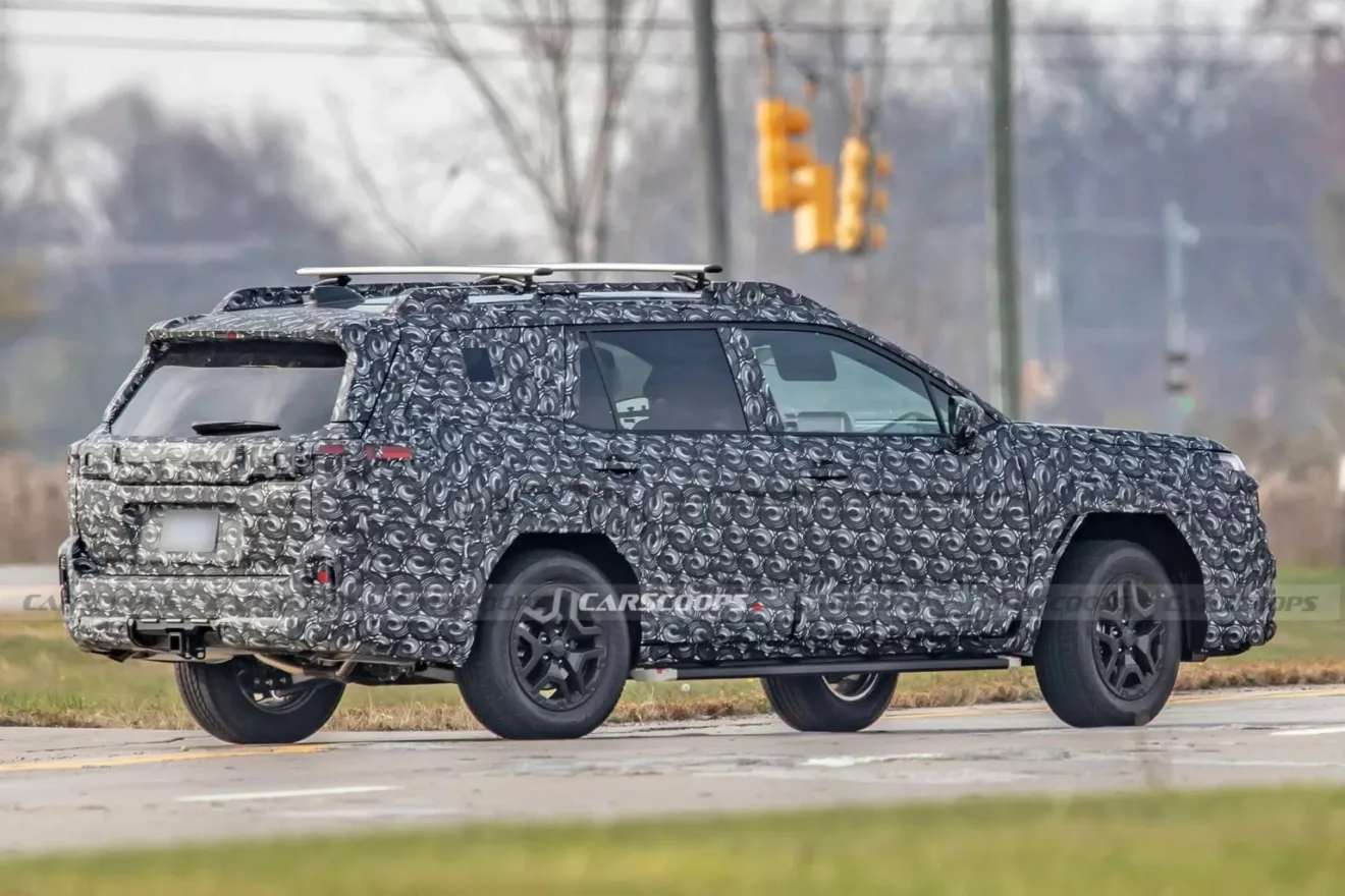 Próxima geração do Subaru Outback com camuflagem escura, visto de trás em testes