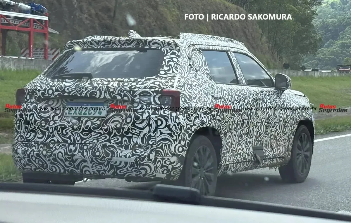 Protótipo do Honda WR-V com camuflagem branca, visto de trás e andando em rodovia