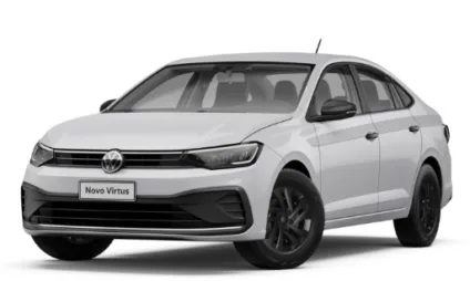 Volkswagen Virtus Sense parado de frente com fundo branco