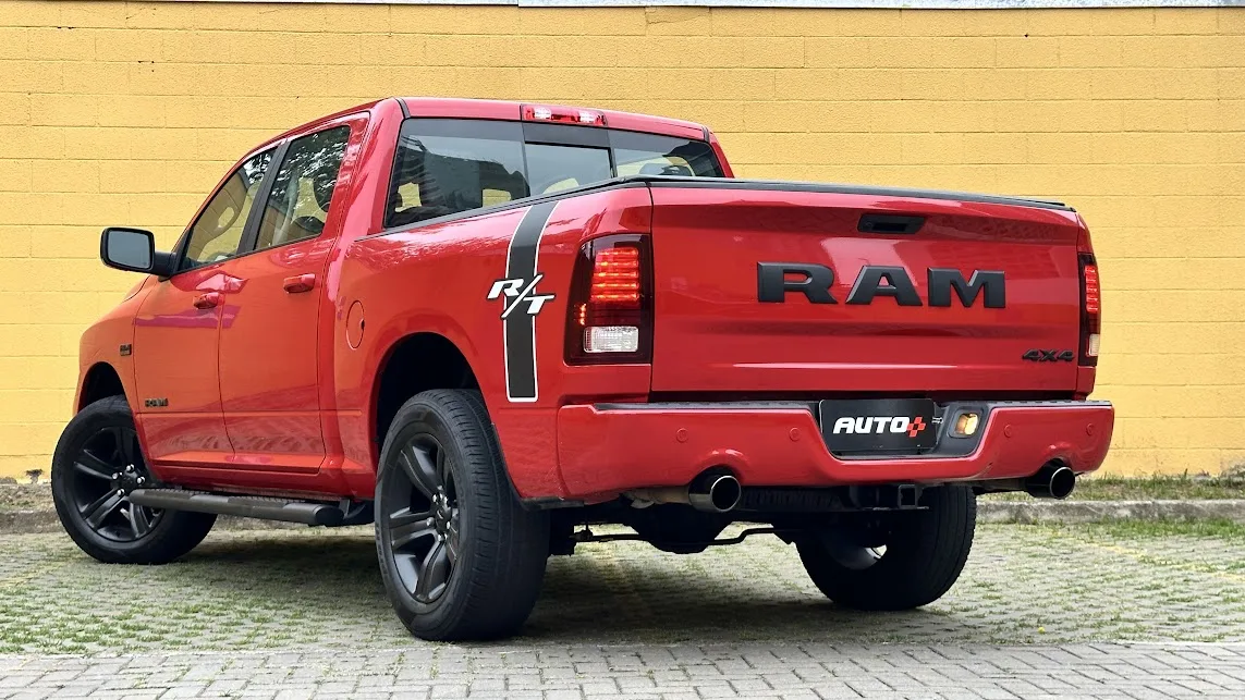 Ram Classic R/T estacionada de traseira no asfalto com muro amarelo ao fundo