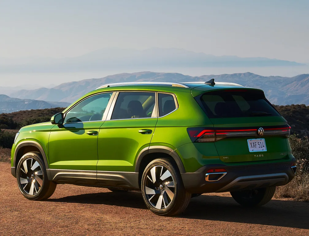 Volkswagen Taos 2025 verde no alto da montanha estacionado de traseira 