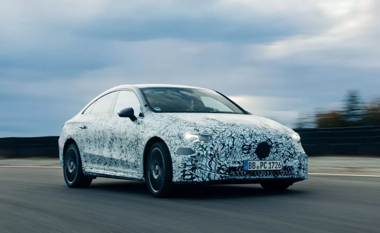 Novo Mercedes-Benz CLA camuflado de frente andando na pista com o céu nublado ao fundo