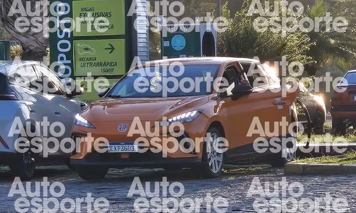 Flagra MG4 elétrico - Hatch de frente carregando