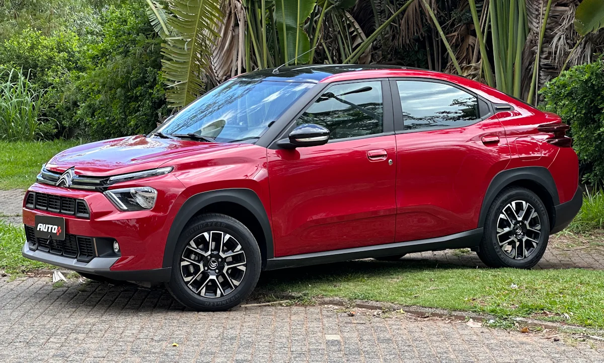 Citroën Basalt Shine vermelho com teto preto parado em frente a uma floresta