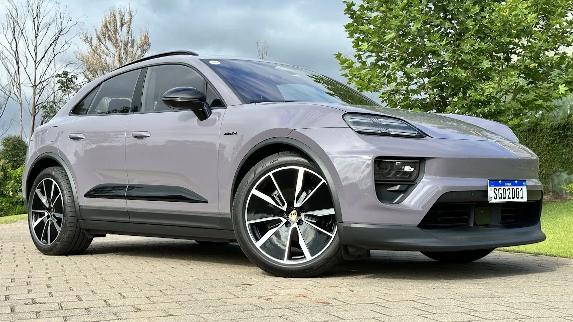 Porsche Macan 4 roxo parado no asfalto com árvore ao fundo - Porsche Macan  à combustão sairá de linha