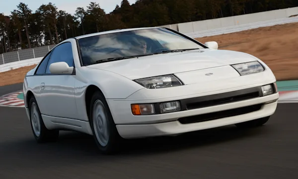 Nissan 300ZX branco correndo em uma pista de frente