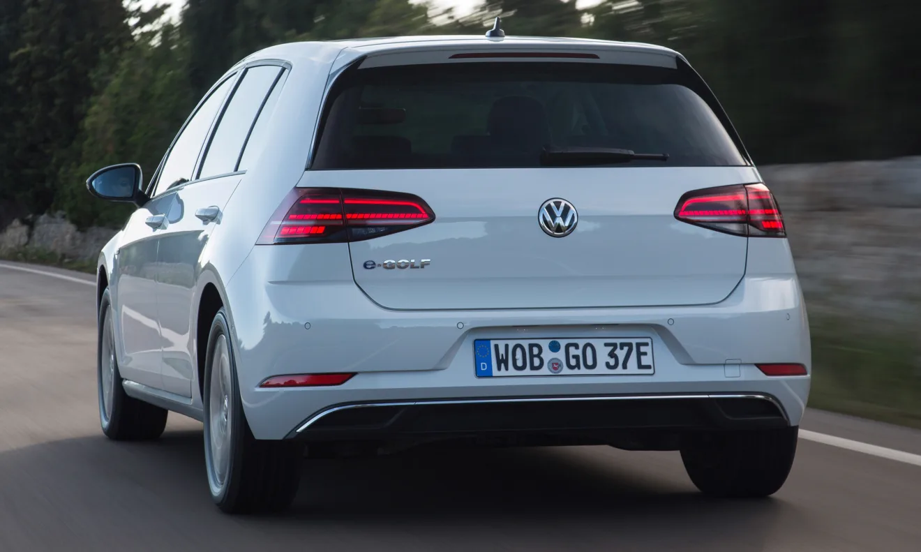 Volkswagen e-Golf branco visto de trás com árvores ao redor