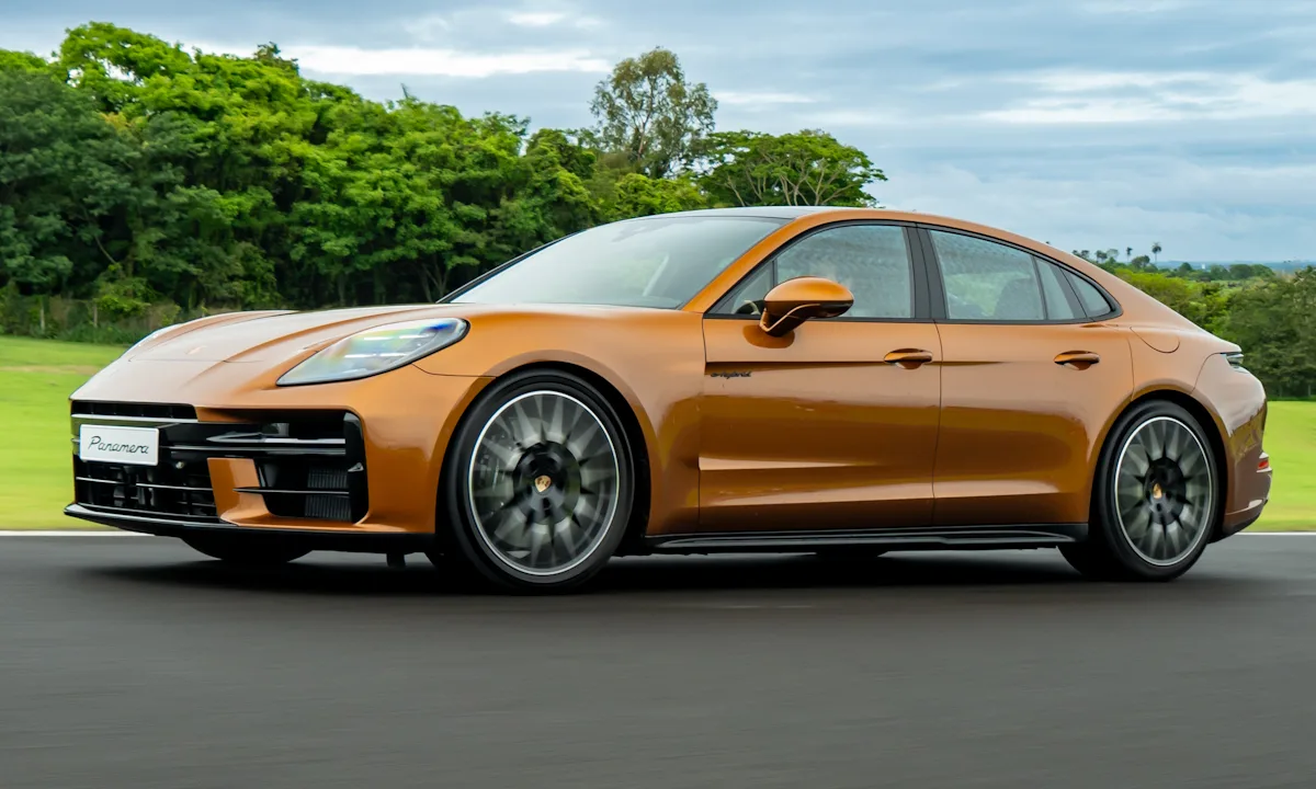 Porsche Panamera 2025 dourado de frente correndo em uma pista molhada