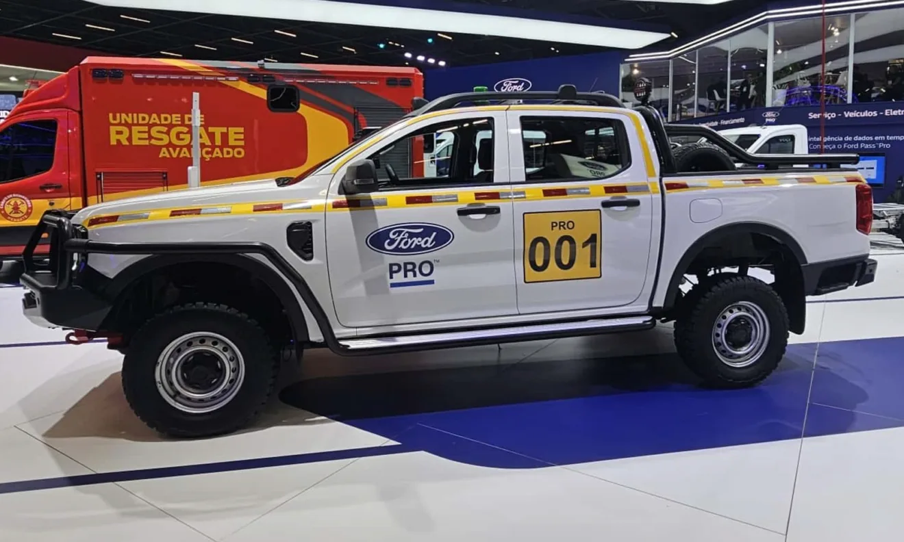 Ford Ranger Minera branca com adesivo amarelo, ambulância vermelha ao lado no estande da Ford