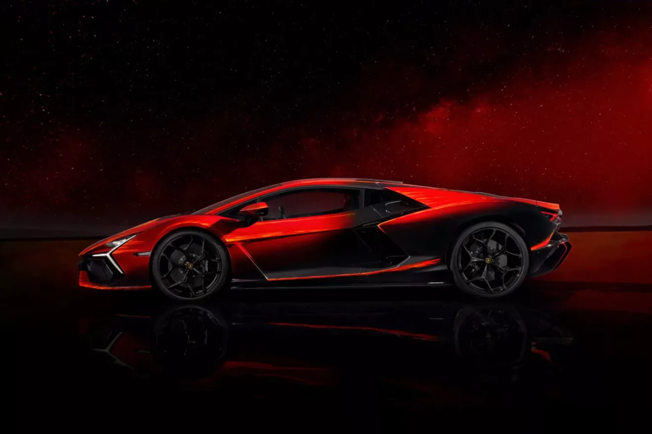 Lamborghini Revuelto Opera Unica de lateral recebeu um trabalho de pintura que levou 480 horas para ser concluído