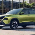 Skoda Kylaq, primo do Volkswagen Tera, na cor verde de frente estacionado em frente a um prédio