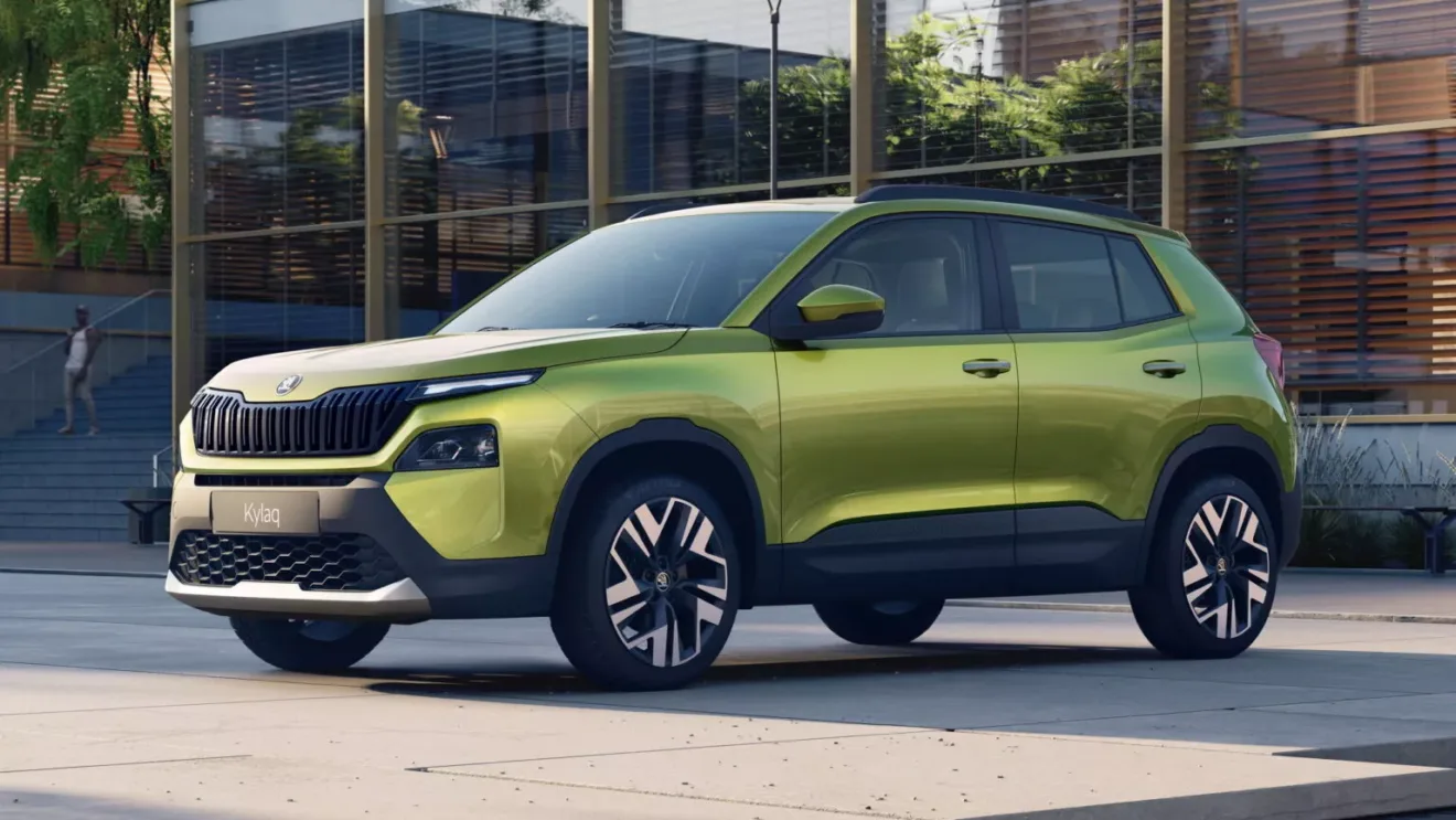 Skoda Kylaq, primo do Volkswagen Tera, na cor verde de frente estacionado em frente a um prédio