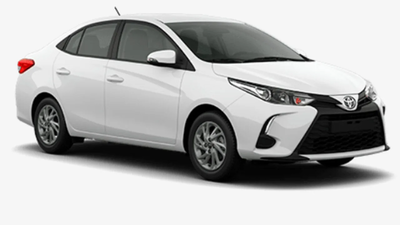 Toyota Yaris sedã XS branco, visto de frente e parado em fundo branco