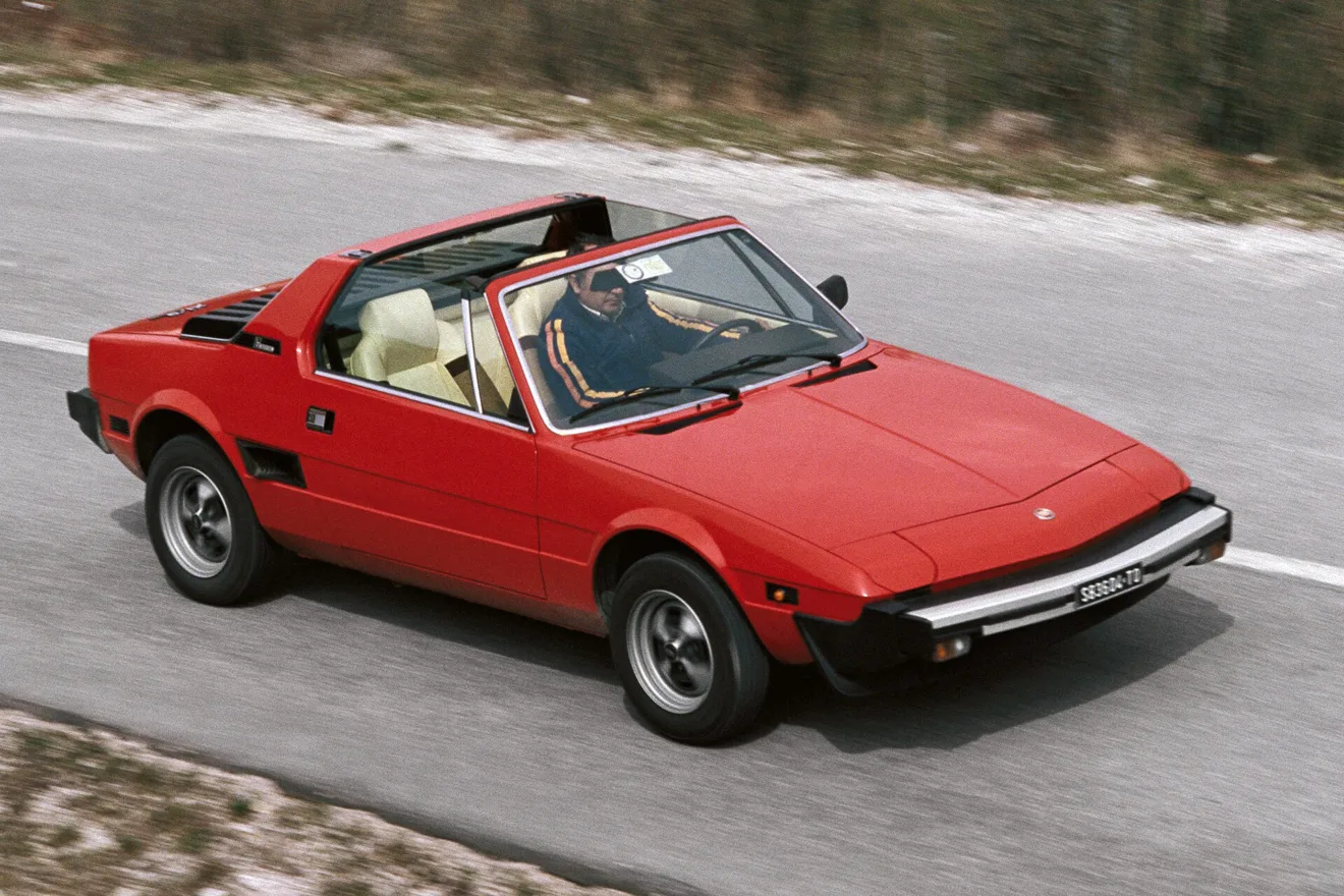 Fiat X1/9 vermelho visto de frente andando na estrada