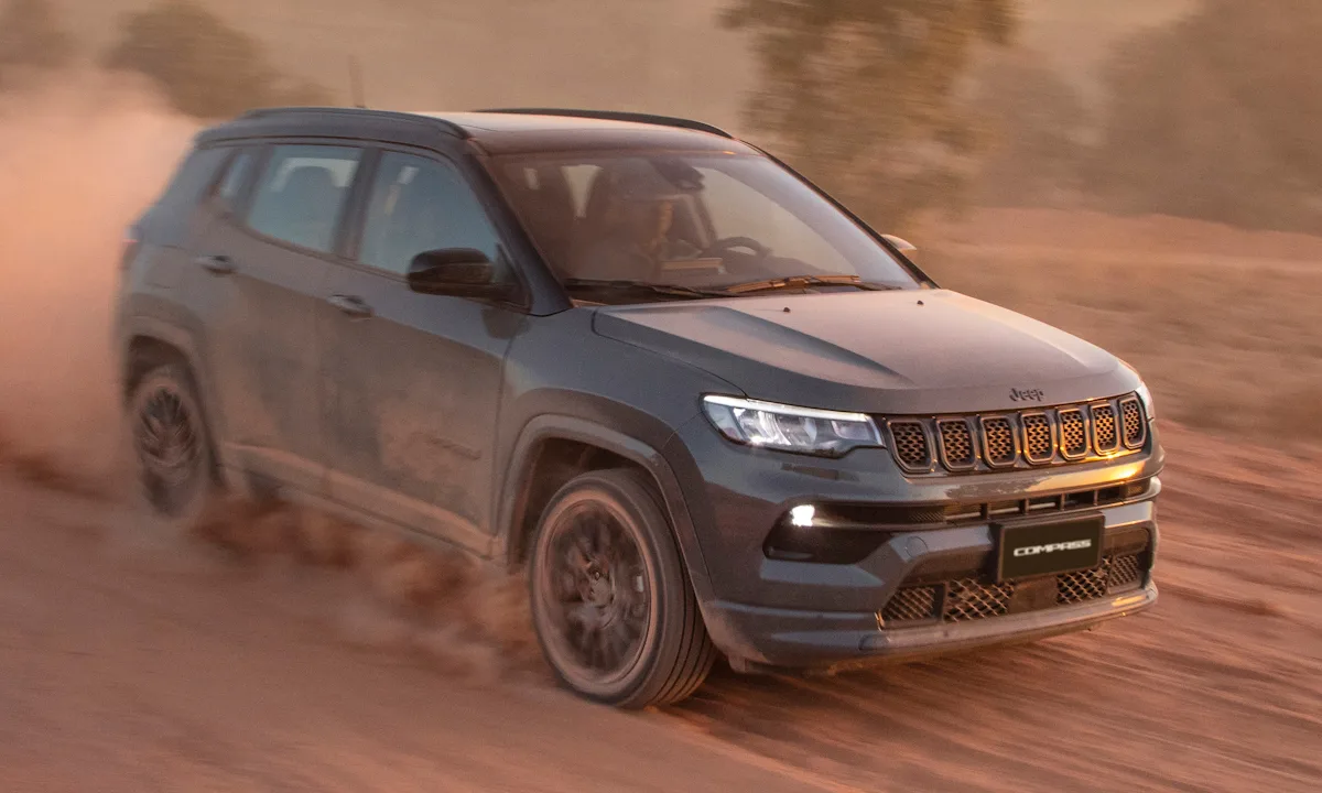 Jeep Compass S andando na terra e coberto de sujeira