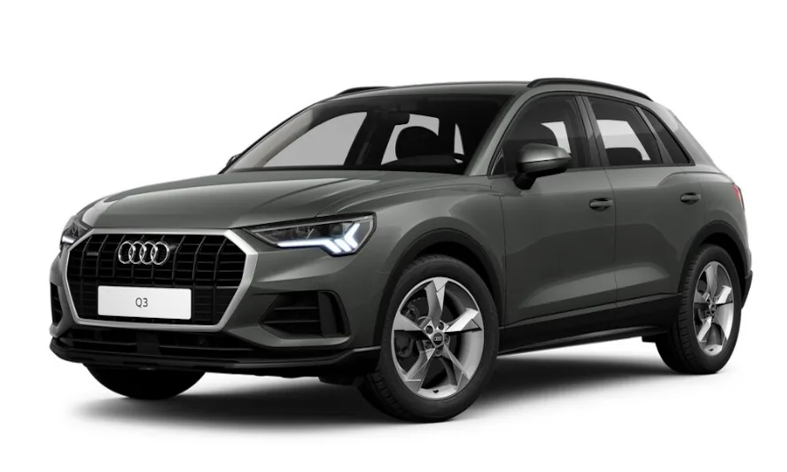 Audi Q3 Prestige 45 TFSI cinza, visto de frente com DRL's acesos e fundo branco