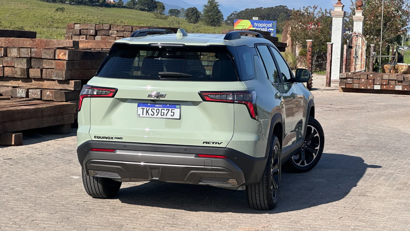 Chevrolet Equinox Activ verde em uma calçada de paralelepípedo parado de traseira