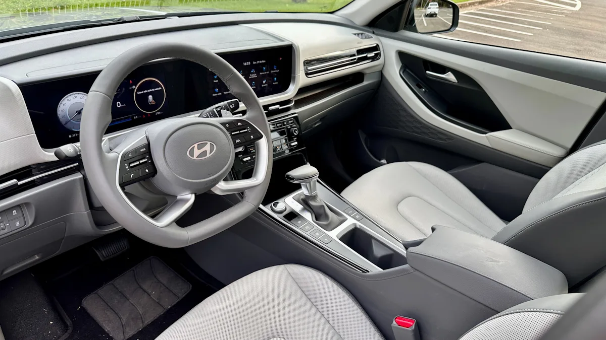 interior do Hyundai Creta Ultimate com detalhes em cinza claro e cinza escuro