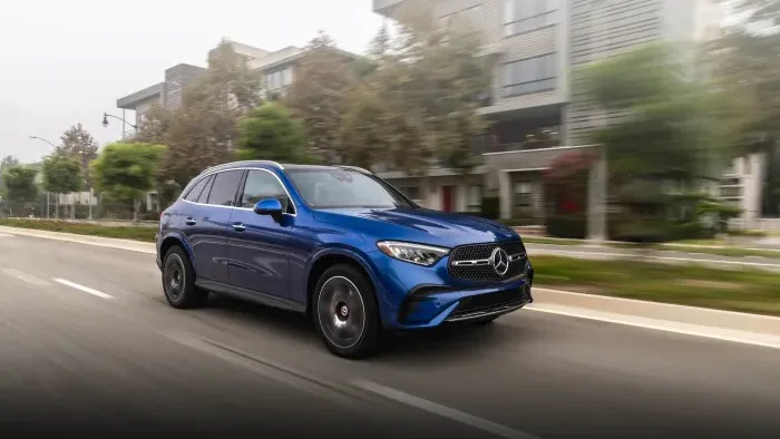 Imagem mostra Mercedes-Benz GLC 350e Plug-In Hybrid de frente - GLC Híbrido