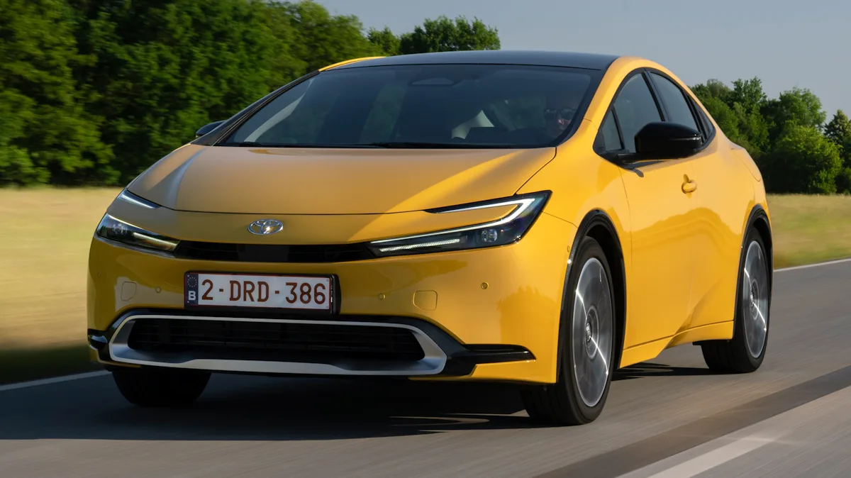 Toyota Prius amarelo de frente