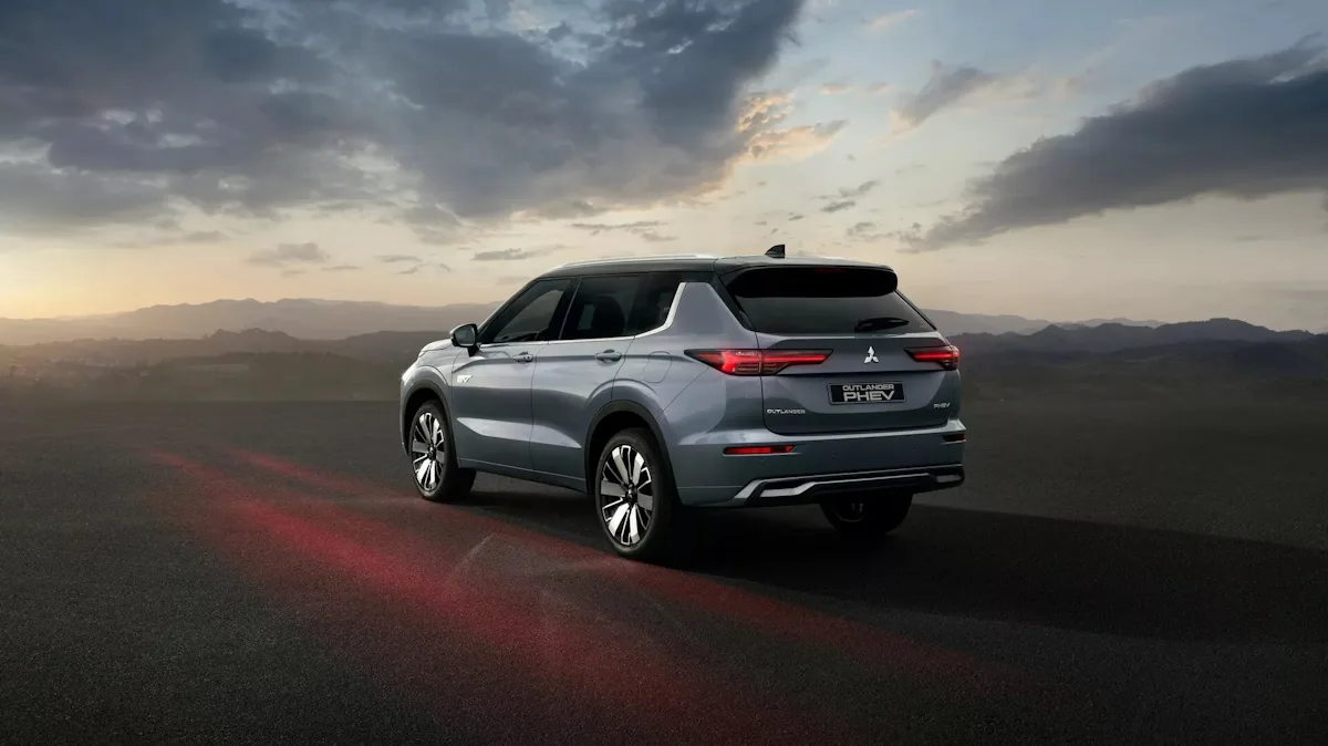 Mitsubishi Outlander chega ao Brasil em 2025. Imagem mostra traseira SUV híbrido