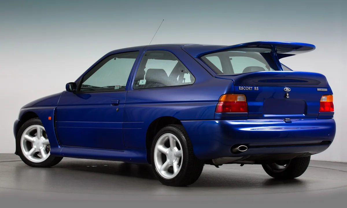 Ford Escort RS Cosworth azul parado de traseira