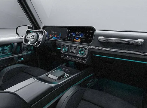 Interior do Mercedes-AMG G 63 Sir Class exibe o volante em formato de manche e detalhes em verde