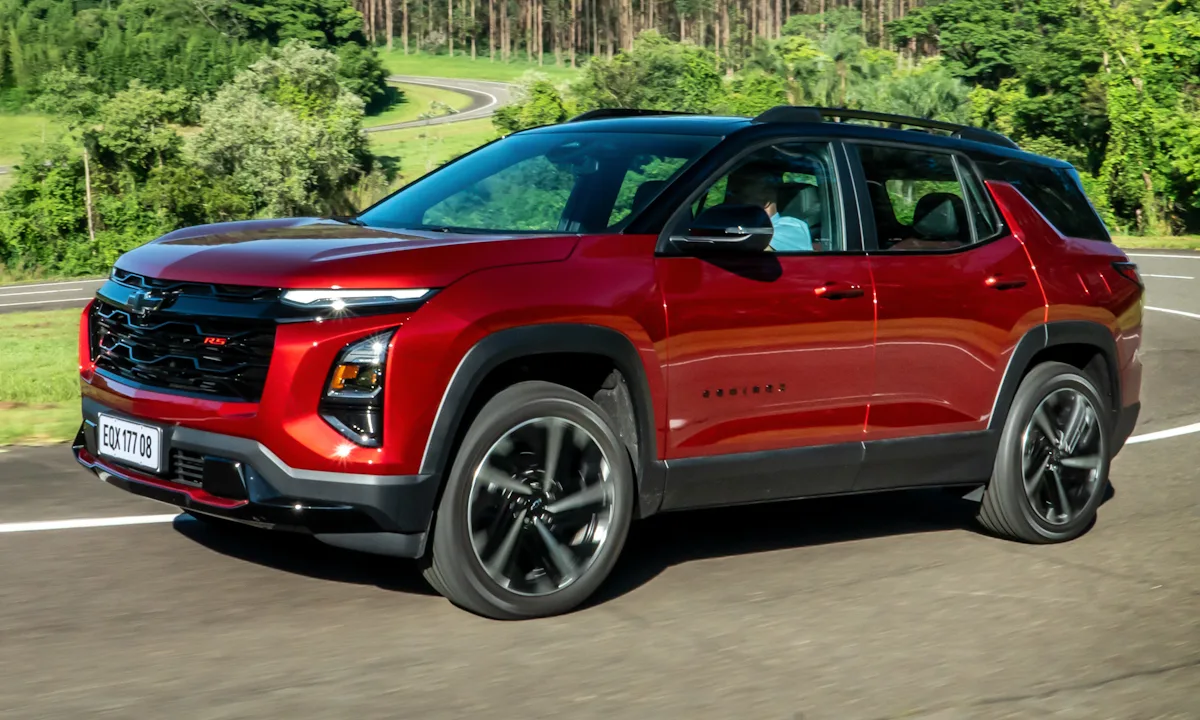 Chevrolet Equinox RS vermelho correndo em uma pista com vegetação ao fundo