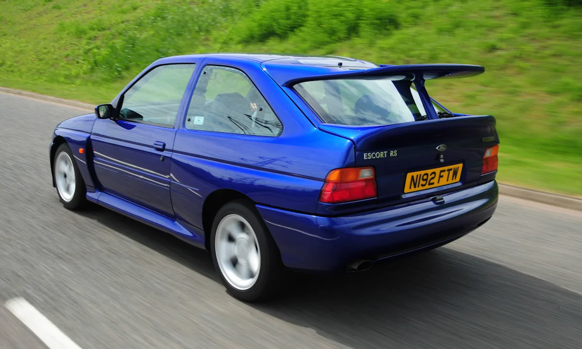 Ford Escort RS Cosworth azul correndo na pista