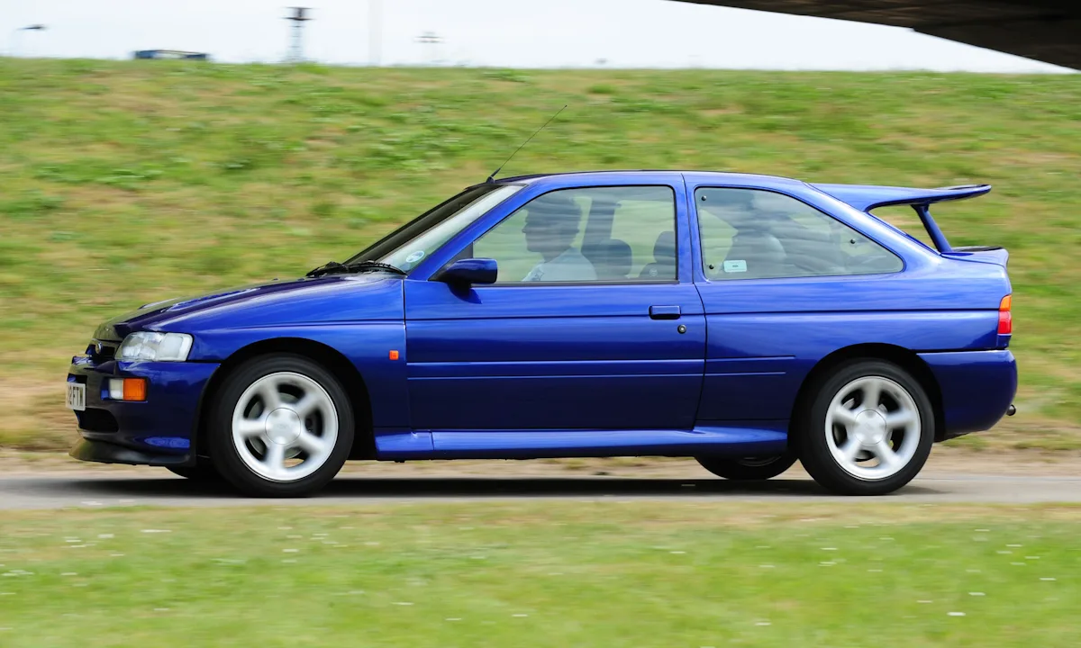 Ford Escort RS Cosworth azul correndo na pista