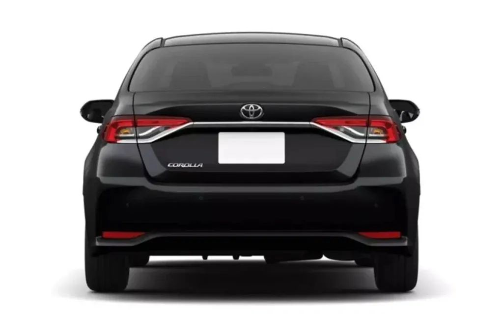 Toyota Corolla GLi preto, visto de trás e com fundo branco