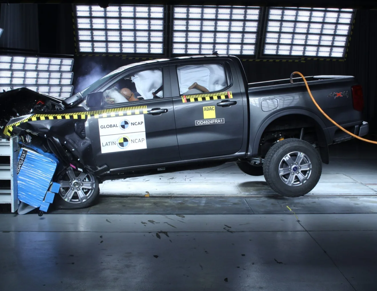 Ford Ranger cinza no testes de colisão frontal - As melhores notas do Latin NCAP