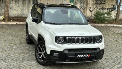 jeep renegade sahara branco com teto preto com um muro amarelo ao fundo