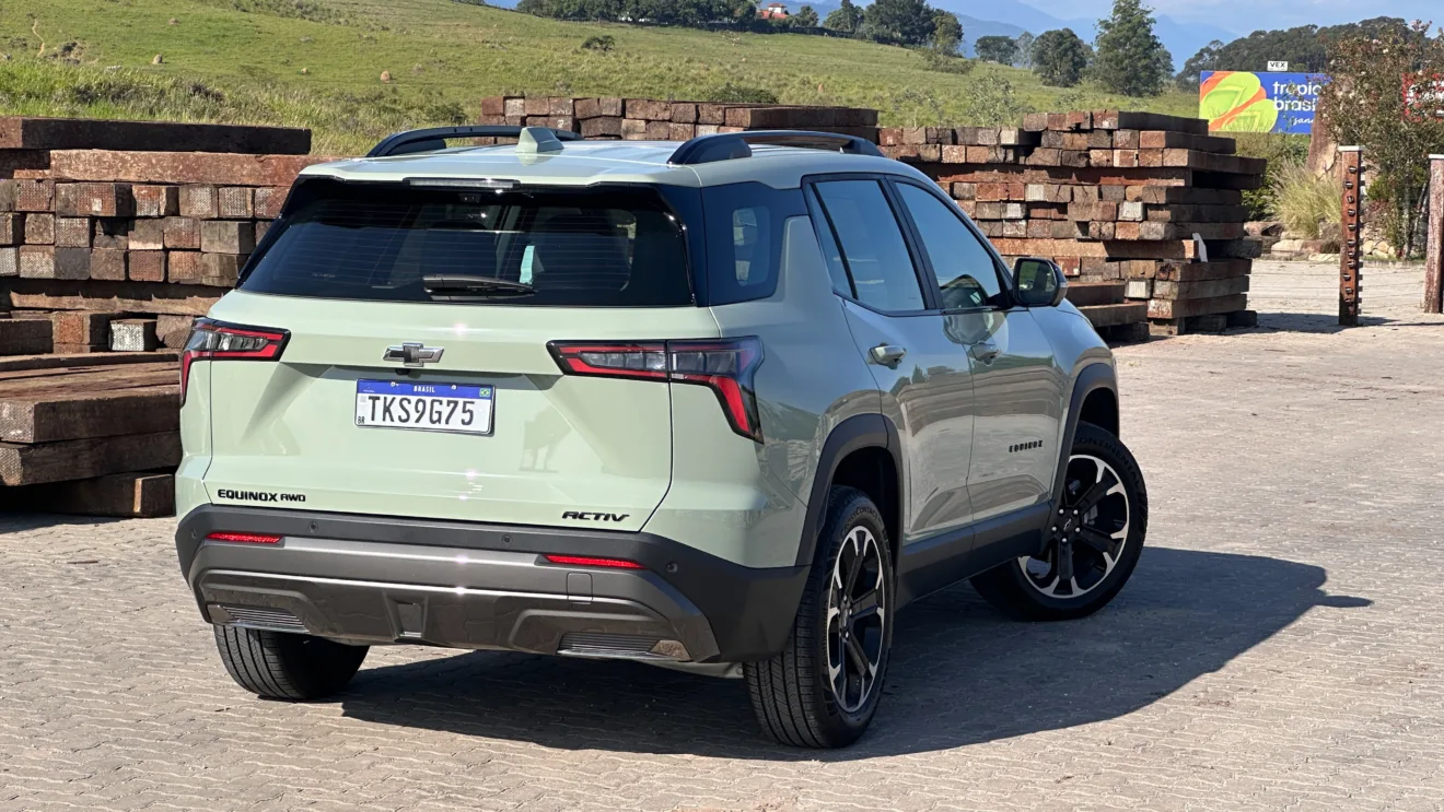 Chevrolet Equinox Activ verde em uma calçada de paralelepípedo parado de traseira