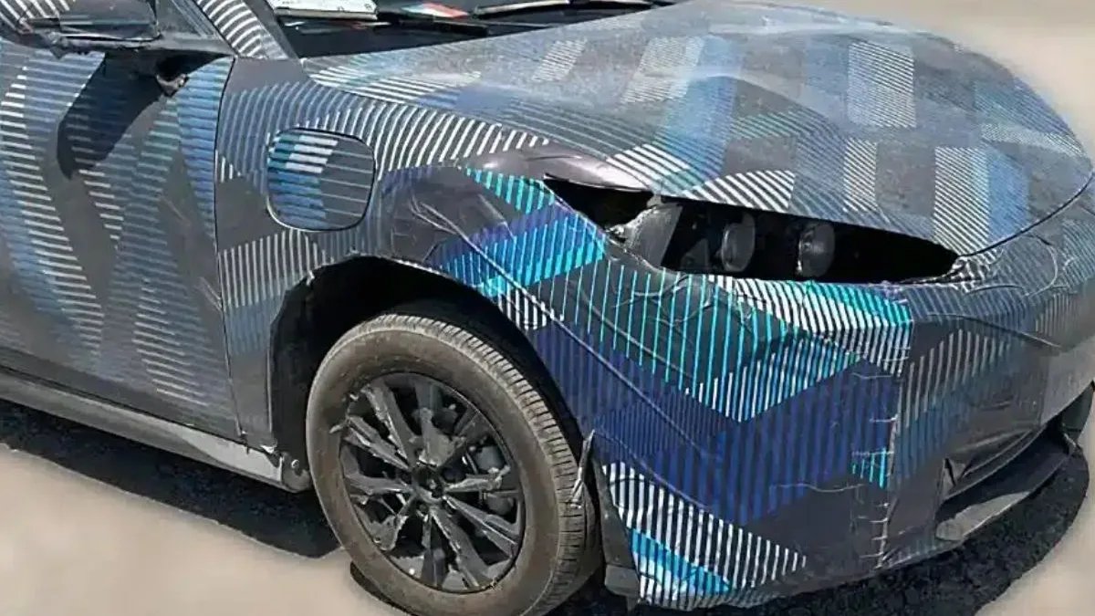 Detalhe da dianteira do BYD Dolphin Sedan sob forte camuflagem