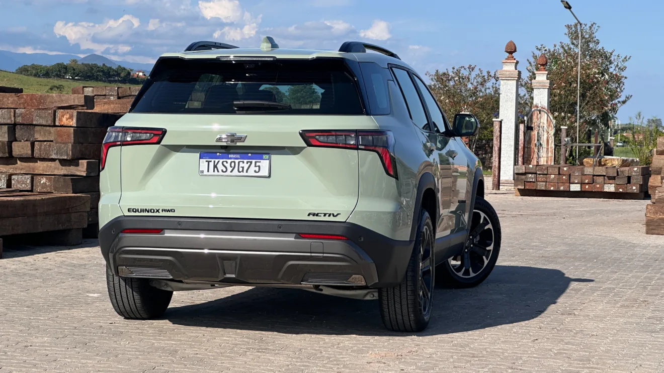 Chevrolet Equinox Activ verde em uma calçada de paralelepípedo parado de traseira