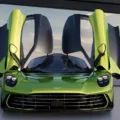 Imagem mostra Aston Martin Valhalla na cor verde