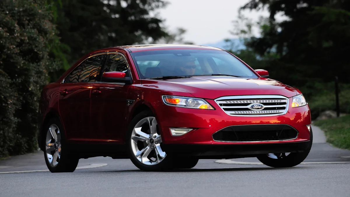 Ford Taurus vermelho de frente